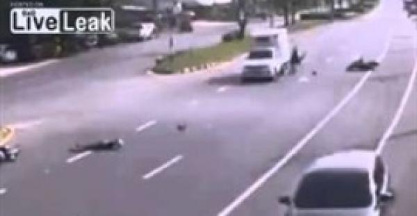 بالفيديو.. شاب سيئ الحظ يتعرض لحادثين في أقل من 15 ثانية