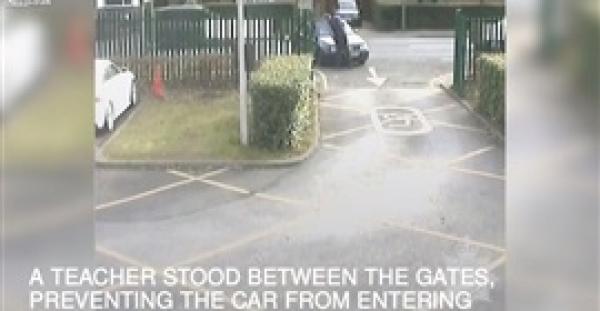 بالفيديو.. ولي أمر يتعمد صدم مدرس منعه من دخول المدرسة بسيارته