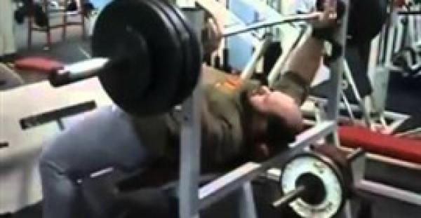 بالفيديو.. أطرف طريقة لرفع أثقال بواسطة «الكرش»