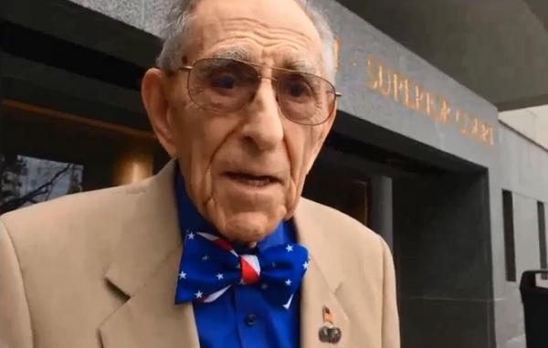 عمره 99 عاما.. محام ضليع يمارس مهنته ويرفض التقاعد