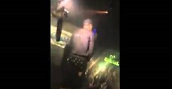 بالفيديو.. مغنى يركل معجبة على وجهها حاولت لمس سرواله