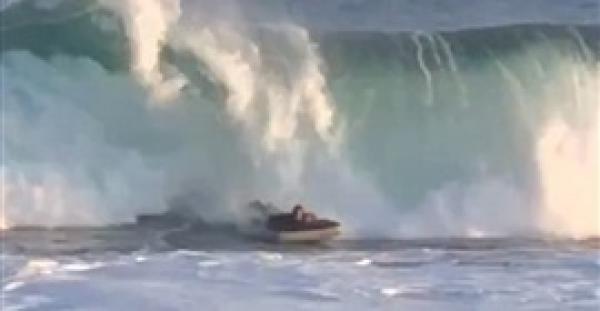 شاب يركب الأمواج بمرتبة قابلة للنفخ (فيديو  )