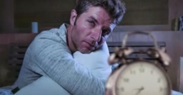 أفضل 4 طرق للنوم في دقيقة واحدة (فيديو)