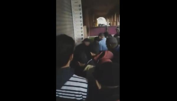 خطير : تجار مضربين يحتجزون تاجرا داخل متجره بأكادير (فيديو)