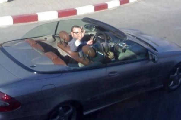 الملك محمد السادس يعطي القدوة في احترام قانون السير بطنجة بعد هذا التصرف