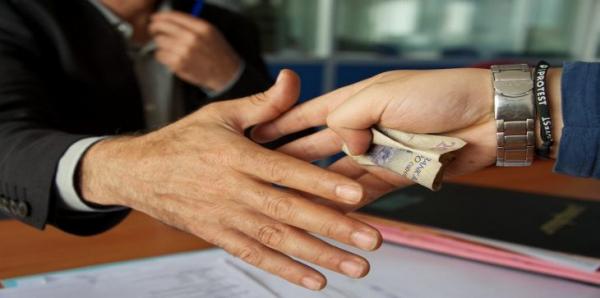 جاب الربحة...الدرك الملكي يحقق مع "مقدم" بعد اتهامه بالابتزاز