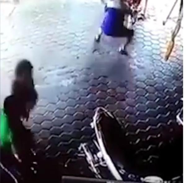 فيديو مذهل لوالد ينقذ طفليه من أمام سيارة مسرعة على طريقة أفلام الأكشن