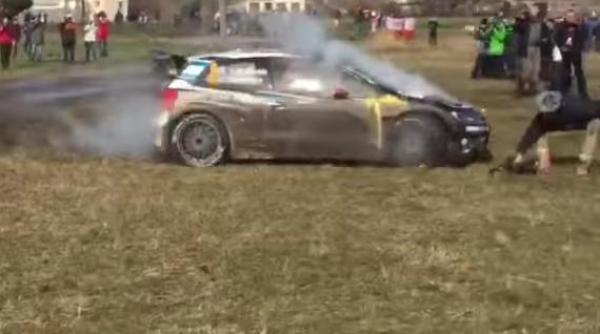 بالفيديو: سيارة رالي تصدم متفرجاً وتكمل السباق