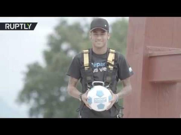 نيمار يستعرض مهاراته الكروية على نصب "الكرسي المكسور" في جنيف