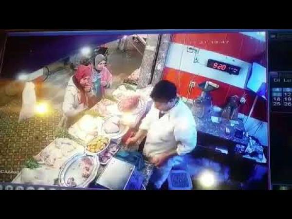 لحظة سرقة امرأتين مجزرة بعد مغافلتهما صاحبها بالقنيطرة