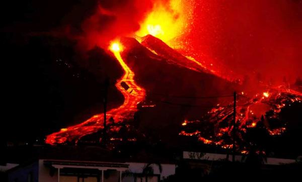 خبراء: تفاعل حمم بركان جزيرة لا بالما مع مياه المحيط يسبب غازات سامة