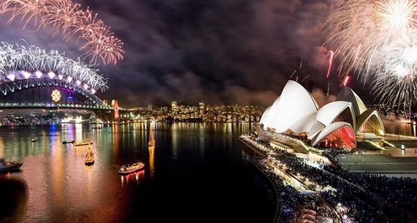 آسيا تفتتح الاحتفالات بالعام الجديد 2015 بألعاب نارية مثيرة واحتفالات صاخبة