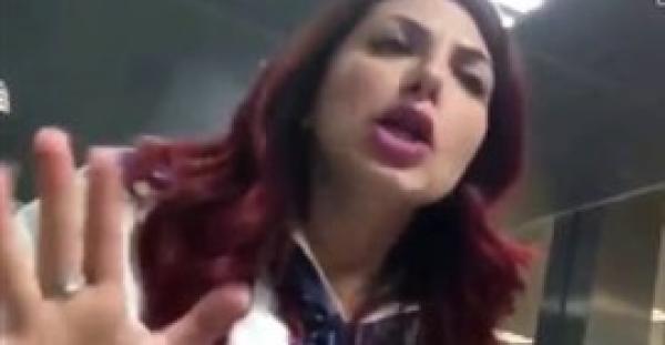 بالفيديو.. موظفة إيطالية تمنع فتاة من ركوب طائرة بسبب حجابها