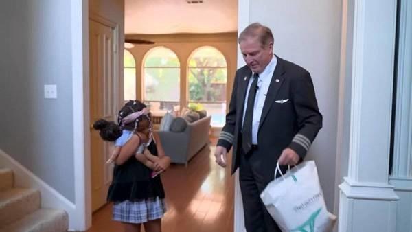 طيار يعيد دمية مفقودة إلى طفلة بعد رحلة قطعت نصف العالم