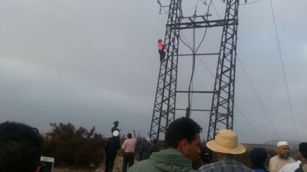 رجل أعمال يحاول الانتحار من فوق عمود كهربائي وهذا هو السبب!