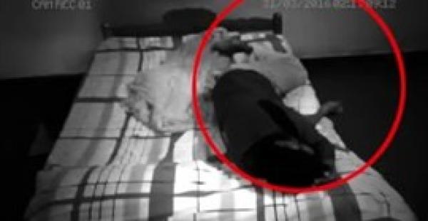 بالفيديو.. لحظة هجوم شبح على شاب أثناء نومه