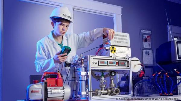 طفل أمريكي يدخل موسوعة "غينيس" كأصغر عالم نووي في العالم
