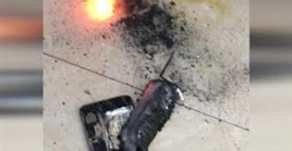 لحظة انفجار هاتف آي فون في صالون تجميل (فيديو)