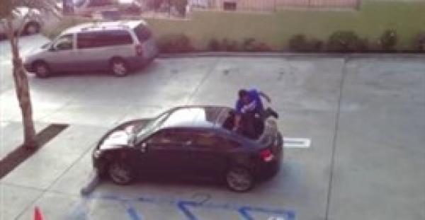 بالفيديو.. شاهد كيف انتقم رجل من حبيبته الخائنة