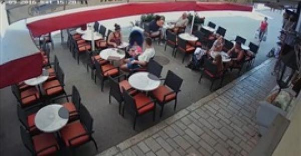 بالفيديو.. سائح يضع حشرة في طعامه للتهرب من دفع الحساب