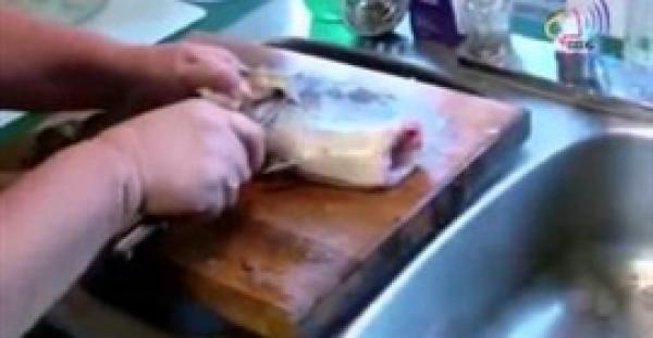 بالفيديو.. سمكة بدون رأس أو أحشاء تهاجم سيدة أثناء تنظيفها