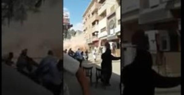 بالفيديو.. لحظة سقوط عمارة من 5 طوابق