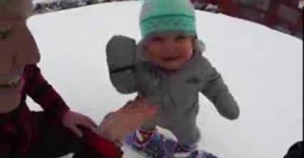 بالفيديو.. طفلة عمرها 14 شهرا تتزحلق على الجليد