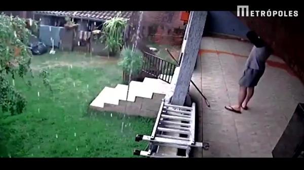 بالفيديو: ينجو  في اللحظة الحاسمة من فيضانات قوية دمرت منزله