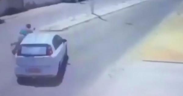 بالفيديو: نجا من حادث مروع فسقط عمود كهرباء على رأسه