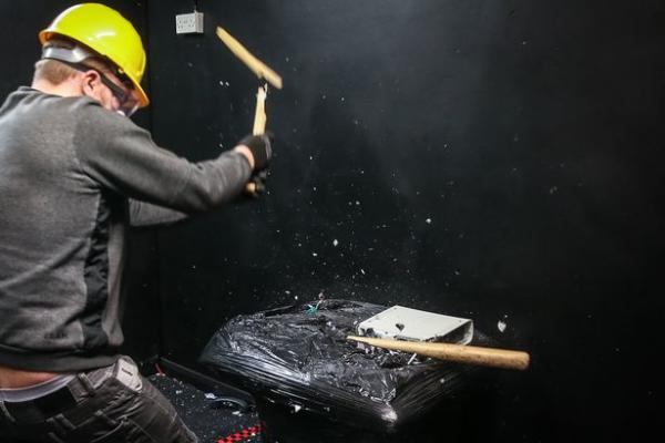 بالفيديو: غرفة لتنفيس الغضب بتحطيم الأدوات المنزلية