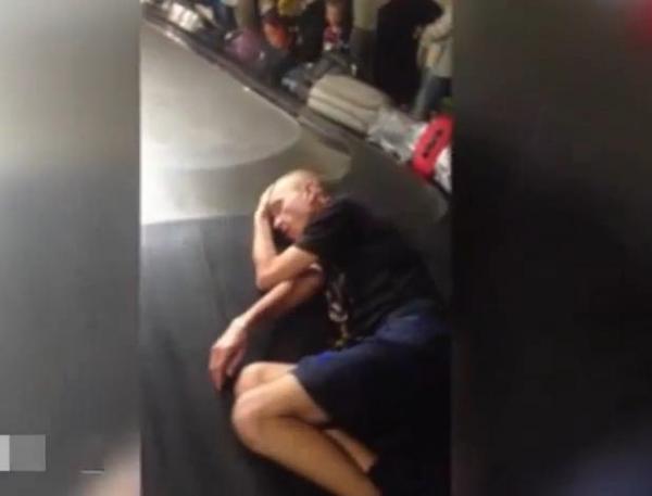 بالفيديو: مسافر يغط في نوم عميق بين حقائب السفر