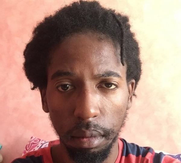 فضيحة مدوية...سلطات الرباط ترحل سائحا أمريكيا إلى بني ملال لاعتقادها أنه مهاجر سري إفريقي