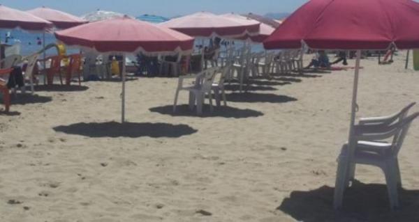 احتلال الفضاء العمومي بالشواطئ وممارسات تقلق راحة المصطافين
