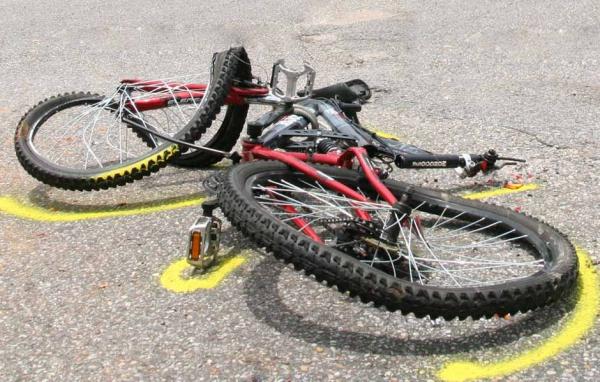 فاجعة: سيارة تدهس تلاميذ كانوا على متن دراجات هوائية في الطريق للمدرسة و هذا هو عدد الضحايا