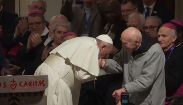 من هُو القسيس الذي قبل البابا يده خلال زيارته للمغرب؟ (فيديو)