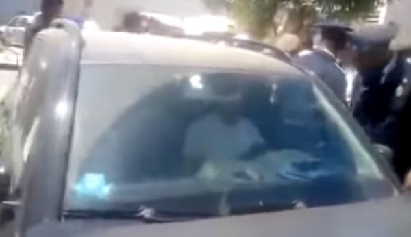 مواطنون يحاصرون رئيس بلدية سيدي سليمان داخل سيارته : “بغينا نخدمو”