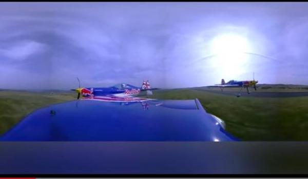 بالفيديو: طائرتان تنفذان عرضاً بهلوانياً مجنوناً