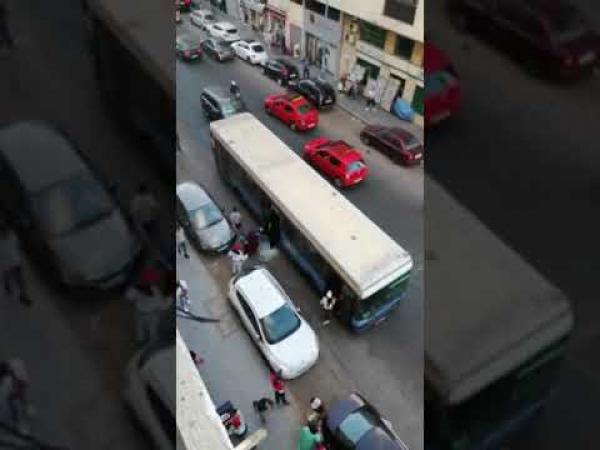 بالفيديو...الأمن يطيح بالمنحرفين الذين روعوا ركاب حافلة للنقل الحضري بالدار البيضاء