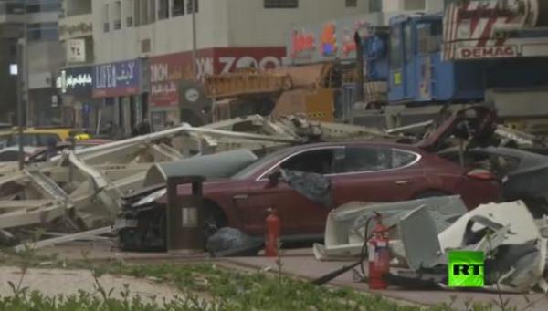سقوط رافعة من بناية عالية في دبي