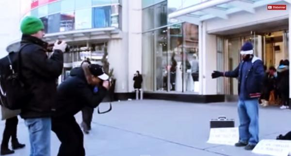 بالفيديو : بهذه الطريقة مسلم يختبر سماحة الغرب ... شاهد ردة فعلهم‏