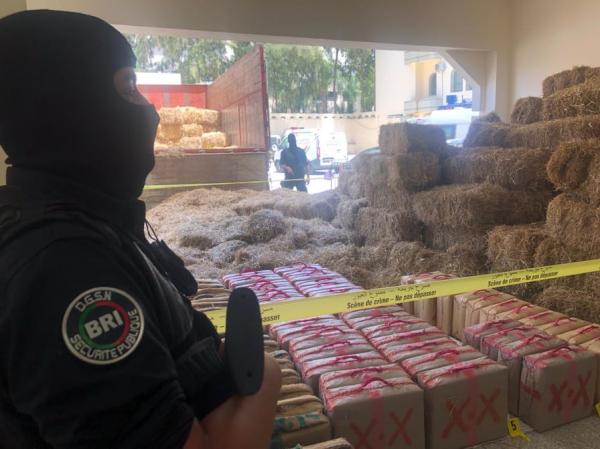 القبض على سائق شاحنة للنقل الطرقي وبحوزته طنين من المخدرات