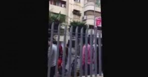 بالفيديو.. خادمة تحاول الانتحار بإلقاء نفسها من الطابق الخامس