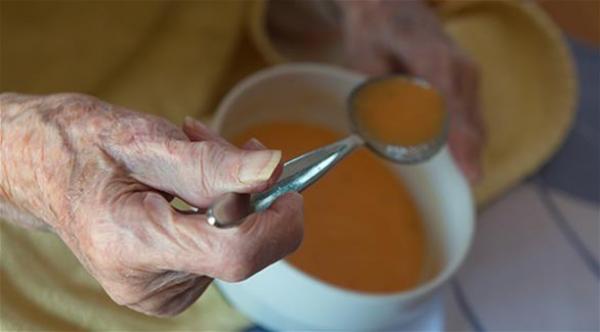 أفكار بسيطة لتذكير كبار السن بتناول السوائل