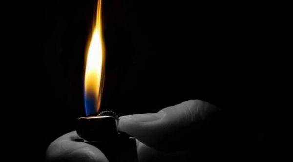 بريطانية تستخدم ولاعة لرسم علامة على وجه طفلتها الرضيعة