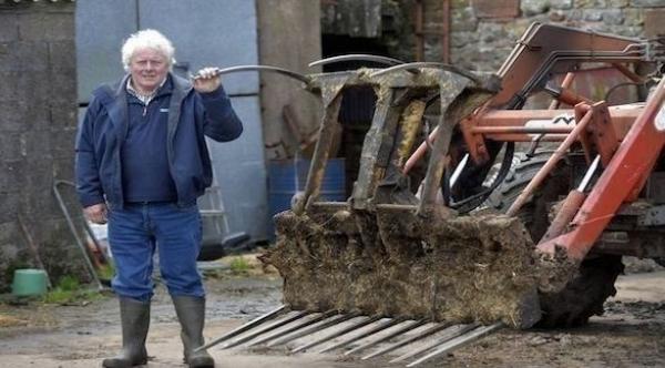 ينجو من الموت بأعجوبة بعدما اخترق رمح جرار صدره