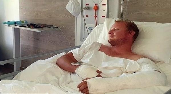 باحث ينجو بأعجوبة من أسد حاول افتراسه عن طريق لكمه على وجهه