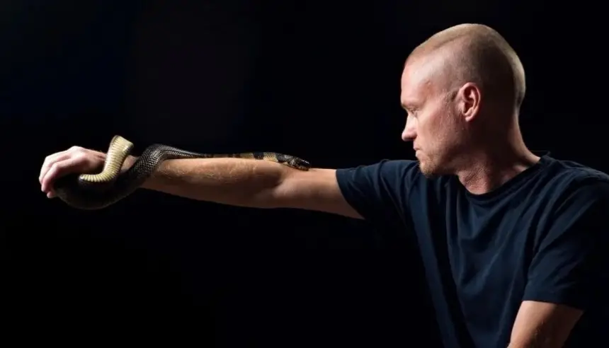 أمريكي يتعمّد تلقي أكثر من 200 لدغة ثعبان للاقتراب من مصل شبه شامل