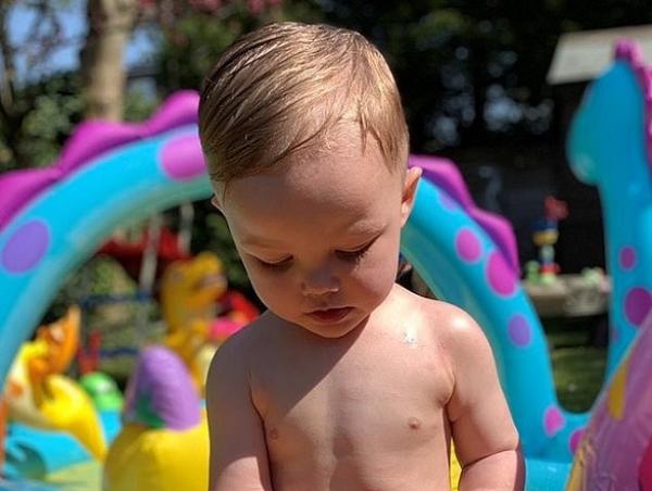 طفل يشفى من الأكزيما بفضل سائل استحمام رخيص الثمن