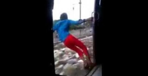 بالفيديو : لحظة سقوط شاب من قطار