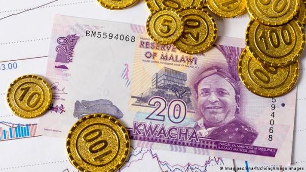 بالفيديو.. مذيع يشكو من عدم حصوله على راتبه على الهواء مباشرة!